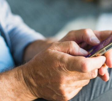 Comment un téléphone portable peut-il aider les seniors ?