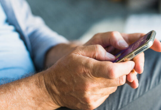 Comment un téléphone portable peut-il aider les seniors ?