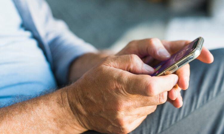 Comment un téléphone portable peut-il aider les seniors ?